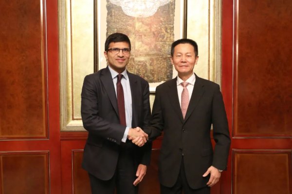 中玉束哈 吴清主席会见英国金融行为监管局首席执行官亚迪